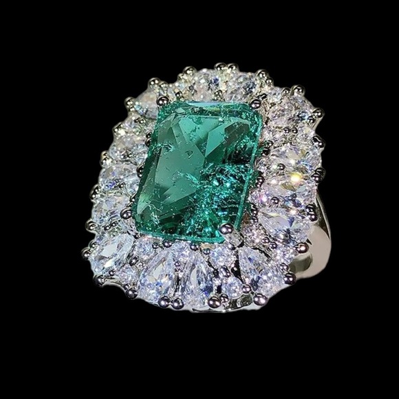 Green Pariba Statement Ring - Picture 7 of 8